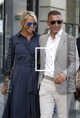 Amsterdam 15 juli 2024
Nicolette Kluijver met haar partner Milan bij onthulling kunstwerk ter nagedachtenis van Peter R de Vries op het Leidse Plein.