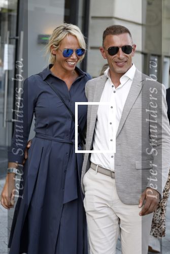 Amsterdam 15 juli 2024
Nicolette Kluijver met haar partner Milan bij onthulling kunstwerk ter nagedachtenis van Peter R de Vries op het Leidse Plein.