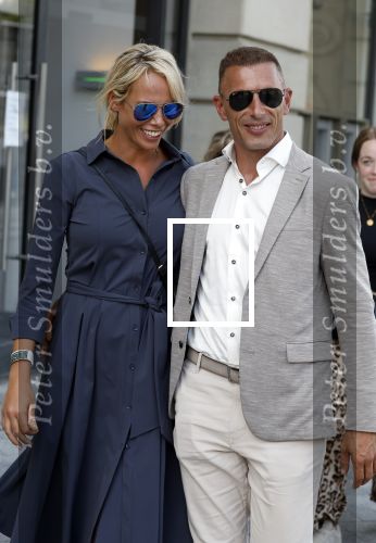 Amsterdam 15 juli 2024
Nicolette Kluijver met haar partner Milan bij onthulling kunstwerk ter nagedachtenis van Peter R de Vries op het Leidse Plein.