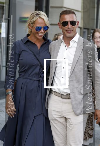 Amsterdam 15 juli 2024
Nicolette Kluijver met haar partner Milan bij onthulling kunstwerk ter nagedachtenis van Peter R de Vries op het Leidse Plein.