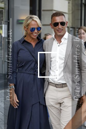 Amsterdam 15 juli 2024
Nicolette Kluijver met haar partner Milan bij onthulling kunstwerk ter nagedachtenis van Peter R de Vries op het Leidse Plein.