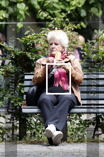 Amsterdam 1 juli 2024
Pamela Teves op de fiets in Amsterdam zuid . Zee eet daarna lekker een broodje en Face timed met iemand