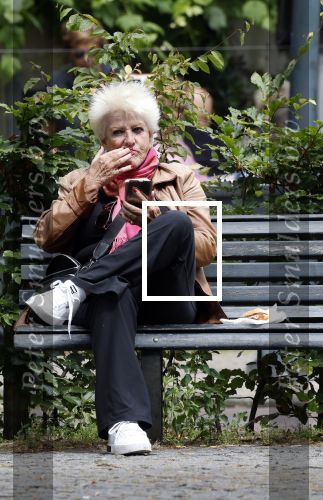 Amsterdam 1 juli 2024
Pamela Teves op de fiets in Amsterdam zuid . Zee eet daarna lekker een broodje en Face timed met iemand
