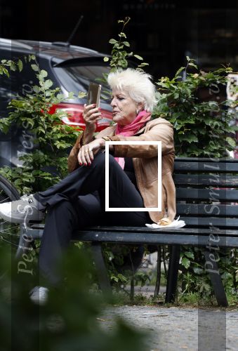 Amsterdam 1 juli 2024
Pamela Teves op de fiets in Amsterdam zuid . Zee eet daarna lekker een broodje en Face timed met iemand