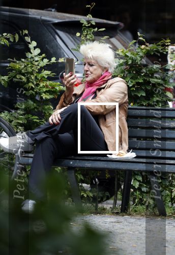 Amsterdam 1 juli 2024
Pamela Teves op de fiets in Amsterdam zuid . Zee eet daarna lekker een broodje en Face timed met iemand