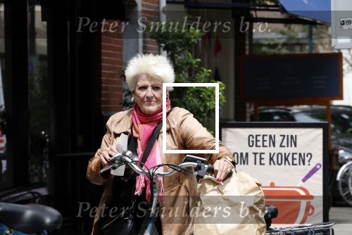 Amsterdam 1 juli 2024
Pamela Teves op de fiets in Amsterdam zuid . Zee eet daarna lekker een broodje en Face timed met iemand
