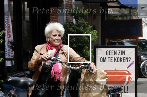 Amsterdam 1 juli 2024
Pamela Teves op de fiets in Amsterdam zuid . Zee eet daarna lekker een broodje en Face timed met iemand