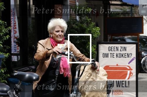 Amsterdam 1 juli 2024
Pamela Teves op de fiets in Amsterdam zuid . Zee eet daarna lekker een broodje en Face timed met iemand