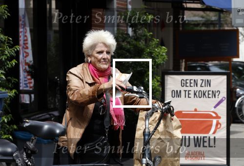 Amsterdam 1 juli 2024
Pamela Teves op de fiets in Amsterdam zuid . Zee eet daarna lekker een broodje en Face timed met iemand