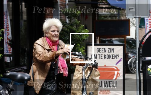 Amsterdam 1 juli 2024
Pamela Teves op de fiets in Amsterdam zuid . Zee eet daarna lekker een broodje en Face timed met iemand