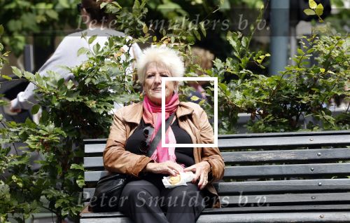 Amsterdam 1 juli 2024
Pamela Teves op de fiets in Amsterdam zuid . Zee eet daarna lekker een broodje en Face timed met iemand