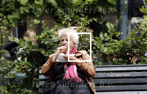Amsterdam 1 juli 2024
Pamela Teves op de fiets in Amsterdam zuid . Zee eet daarna lekker een broodje en Face timed met iemand