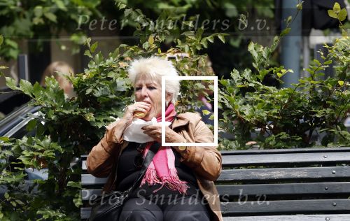 Amsterdam 1 juli 2024
Pamela Teves op de fiets in Amsterdam zuid . Zee eet daarna lekker een broodje en Face timed met iemand