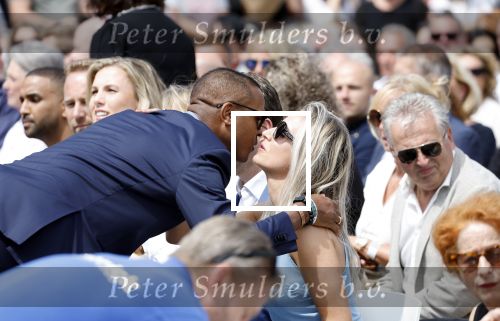 Amsterdam 15 juli 2024
Herdenkingsmonument Peter R. de Vries onthuld in Amsterdam Het kunstwerk bestaat uit twee bronzen handen die in elkaar grijpen en is gemaakt door kunstenares Rini Hurkmans. Burgemeester Femke Halsema en Kelly de Vries spreken tijdens de onthulling van het monument. Humbert Tan presenteert het . Ook zijn vrouw Jaqueline de Vries zoon Royce de Vries (met vrouw ) en Kelly de Vries (met partner) waren natuurlijk aanwezig . Patrick Kluivert en zijn vrouw Rossana Kluivert