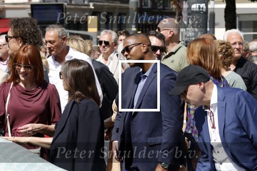 Amsterdam 15 juli 2024
Herdenkingsmonument Peter R. de Vries onthuld in Amsterdam Het kunstwerk bestaat uit twee bronzen handen die in elkaar grijpen en is gemaakt door kunstenares Rini Hurkmans. Burgemeester Femke Halsema en Kelly de Vries spreken tijdens de onthulling van het monument. Humbert Tan presenteert het . Ook zijn vrouw Jaqueline de Vries zoon Royce de Vries (met vrouw ) en Kelly de Vries (met partner) waren natuurlijk aanwezig . Patrick Kluivert en zijn vrouw Rossana Kluivert