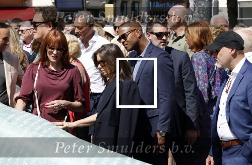 Amsterdam 15 juli 2024
Herdenkingsmonument Peter R. de Vries onthuld in Amsterdam Het kunstwerk bestaat uit twee bronzen handen die in elkaar grijpen en is gemaakt door kunstenares Rini Hurkmans. Burgemeester Femke Halsema en Kelly de Vries spreken tijdens de onthulling van het monument. Humbert Tan presenteert het . Ook zijn vrouw Jaqueline de Vries zoon Royce de Vries (met vrouw ) en Kelly de Vries (met partner) waren natuurlijk aanwezig . Patrick Kluivert en zijn vrouw Rossana Kluivert