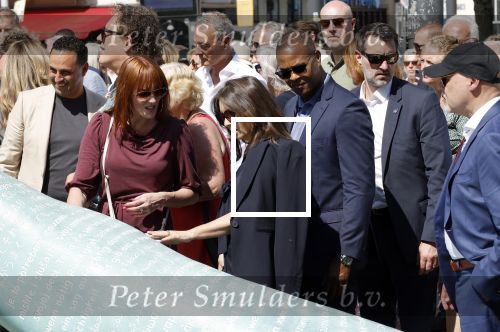 Amsterdam 15 juli 2024
Herdenkingsmonument Peter R. de Vries onthuld in Amsterdam Het kunstwerk bestaat uit twee bronzen handen die in elkaar grijpen en is gemaakt door kunstenares Rini Hurkmans. Burgemeester Femke Halsema en Kelly de Vries spreken tijdens de onthulling van het monument. Humbert Tan presenteert het . Ook zijn vrouw Jaqueline de Vries zoon Royce de Vries (met vrouw ) en Kelly de Vries (met partner) waren natuurlijk aanwezig . Patrick Kluivert en zijn vrouw Rossana Kluivert