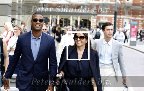 Amsterdam 15 juli 2024
Herdenkingsmonument Peter R. de Vries onthuld in Amsterdam Het kunstwerk bestaat uit twee bronzen handen die in elkaar grijpen en is gemaakt door kunstenares Rini Hurkmans. Burgemeester Femke Halsema en Kelly de Vries spreken tijdens de onthulling van het monument. Humbert Tan presenteert het . Ook zijn vrouw Jaqueline de Vries zoon Royce de Vries (met vrouw ) en Kelly de Vries (met partner) waren natuurlijk aanwezig . Patrick Kluivert en zijn vrouw Rossana Kluivert
