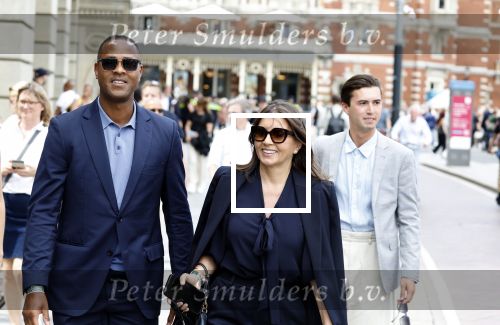 Amsterdam 15 juli 2024
Herdenkingsmonument Peter R. de Vries onthuld in Amsterdam Het kunstwerk bestaat uit twee bronzen handen die in elkaar grijpen en is gemaakt door kunstenares Rini Hurkmans. Burgemeester Femke Halsema en Kelly de Vries spreken tijdens de onthulling van het monument. Humbert Tan presenteert het . Ook zijn vrouw Jaqueline de Vries zoon Royce de Vries (met vrouw ) en Kelly de Vries (met partner) waren natuurlijk aanwezig . Patrick Kluivert en zijn vrouw Rossana Kluivert