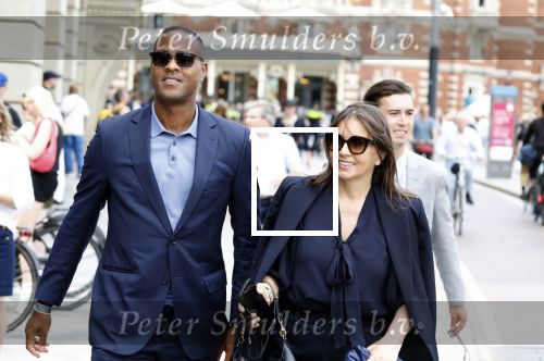 Amsterdam 15 juli 2024
Herdenkingsmonument Peter R. de Vries onthuld in Amsterdam Het kunstwerk bestaat uit twee bronzen handen die in elkaar grijpen en is gemaakt door kunstenares Rini Hurkmans. Burgemeester Femke Halsema en Kelly de Vries spreken tijdens de onthulling van het monument. Humbert Tan presenteert het . Ook zijn vrouw Jaqueline de Vries zoon Royce de Vries (met vrouw ) en Kelly de Vries (met partner) waren natuurlijk aanwezig . Patrick Kluivert en zijn vrouw Rossana Kluivert