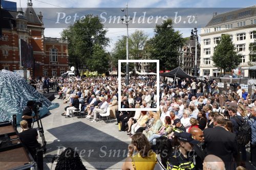 Amsterdam 15 juli 2024
Herdenkingsmonument Peter R. de Vries onthuld in Amsterdam Het kunstwerk bestaat uit twee bronzen handen die in elkaar grijpen en is gemaakt door kunstenares Rini Hurkmans. Burgemeester Femke Halsema en Kelly de Vries spreken tijdens de onthulling van het monument. Humbert Tan presenteert het . Ook zijn vrouw Jaqueline de Vries zoon Royce de Vries (met vrouw ) en Kelly de Vries (met partner) waren natuurlijk aanwezig .