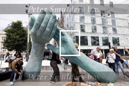 Amsterdam 15 juli 2024
Herdenkingsmonument Peter R. de Vries onthuld in Amsterdam Het kunstwerk bestaat uit twee bronzen handen die in elkaar grijpen en is gemaakt door kunstenares Rini Hurkmans. Burgemeester Femke Halsema en Kelly de Vries spreken tijdens de onthulling van het monument. Humbert Tan presenteert het . Ook zijn vrouw Jaqueline de Vries zoon Royce de Vries (met vrouw ) en Kelly de Vries (met partner) waren natuurlijk aanwezig .