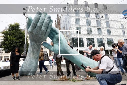 Amsterdam 15 juli 2024
Herdenkingsmonument Peter R. de Vries onthuld in Amsterdam Het kunstwerk bestaat uit twee bronzen handen die in elkaar grijpen en is gemaakt door kunstenares Rini Hurkmans. Burgemeester Femke Halsema en Kelly de Vries spreken tijdens de onthulling van het monument. Humbert Tan presenteert het . Ook zijn vrouw Jaqueline de Vries zoon Royce de Vries (met vrouw ) en Kelly de Vries (met partner) waren natuurlijk aanwezig .