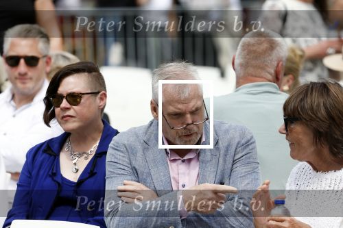 Amsterdam 15 juli 2024
Herdenkingsmonument Peter R. de Vries onthuld in Amsterdam Het kunstwerk bestaat uit twee bronzen handen die in elkaar grijpen en is gemaakt door kunstenares Rini Hurkmans. Burgemeester Femke Halsema en Kelly de Vries spreken tijdens de onthulling van het monument. Humbert Tan presenteert het . Ook zijn vrouw Jaqueline de Vries zoon Royce de Vries (met vrouw ) en Kelly de Vries (met partner) waren natuurlijk aanwezig . Advocaat peter Schouten met beveiliging