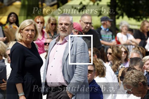 Amsterdam 15 juli 2024
Herdenkingsmonument Peter R. de Vries onthuld in Amsterdam Het kunstwerk bestaat uit twee bronzen handen die in elkaar grijpen en is gemaakt door kunstenares Rini Hurkmans. Burgemeester Femke Halsema en Kelly de Vries spreken tijdens de onthulling van het monument. Humbert Tan presenteert het . Ook zijn vrouw Jaqueline de Vries zoon Royce de Vries (met vrouw ) en Kelly de Vries (met partner) waren natuurlijk aanwezig . Advocaat peter Schouten met beveiliging