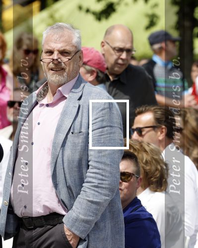 Amsterdam 15 juli 2024
Herdenkingsmonument Peter R. de Vries onthuld in Amsterdam Het kunstwerk bestaat uit twee bronzen handen die in elkaar grijpen en is gemaakt door kunstenares Rini Hurkmans. Burgemeester Femke Halsema en Kelly de Vries spreken tijdens de onthulling van het monument. Humbert Tan presenteert het . Ook zijn vrouw Jaqueline de Vries zoon Royce de Vries (met vrouw ) en Kelly de Vries (met partner) waren natuurlijk aanwezig . Advocaat peter Schouten met beveiliging