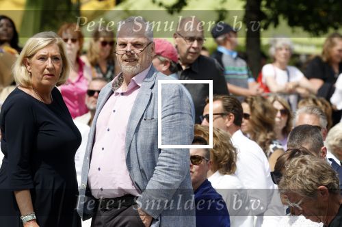 Amsterdam 15 juli 2024
Herdenkingsmonument Peter R. de Vries onthuld in Amsterdam Het kunstwerk bestaat uit twee bronzen handen die in elkaar grijpen en is gemaakt door kunstenares Rini Hurkmans. Burgemeester Femke Halsema en Kelly de Vries spreken tijdens de onthulling van het monument. Humbert Tan presenteert het . Ook zijn vrouw Jaqueline de Vries zoon Royce de Vries (met vrouw ) en Kelly de Vries (met partner) waren natuurlijk aanwezig . Advocaat peter Schouten met beveiliging