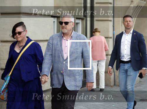 Amsterdam 15 juli 2024
Herdenkingsmonument Peter R. de Vries onthuld in Amsterdam Het kunstwerk bestaat uit twee bronzen handen die in elkaar grijpen en is gemaakt door kunstenares Rini Hurkmans. Burgemeester Femke Halsema en Kelly de Vries spreken tijdens de onthulling van het monument. Humbert Tan presenteert het . Ook zijn vrouw Jaqueline de Vries zoon Royce de Vries (met vrouw ) en Kelly de Vries (met partner) waren natuurlijk aanwezig . Advocaat peter Schouten en zijn vrouw met beveiliging
