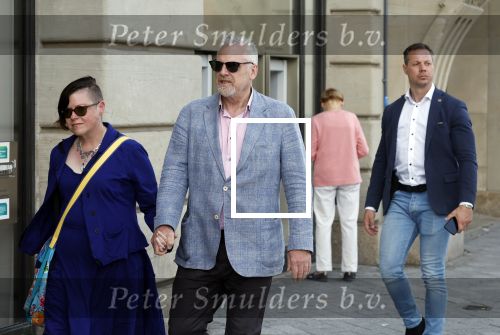 Amsterdam 15 juli 2024
Herdenkingsmonument Peter R. de Vries onthuld in Amsterdam Het kunstwerk bestaat uit twee bronzen handen die in elkaar grijpen en is gemaakt door kunstenares Rini Hurkmans. Burgemeester Femke Halsema en Kelly de Vries spreken tijdens de onthulling van het monument. Humbert Tan presenteert het . Ook zijn vrouw Jaqueline de Vries zoon Royce de Vries (met vrouw ) en Kelly de Vries (met partner) waren natuurlijk aanwezig . Advocaat peter Schouten en zijn vrouw met beveiliging