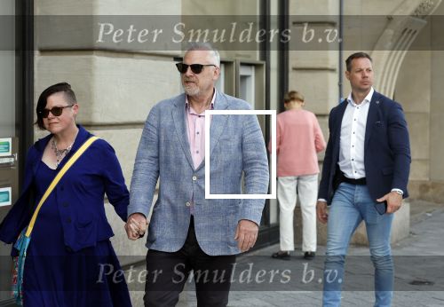 Amsterdam 15 juli 2024
Herdenkingsmonument Peter R. de Vries onthuld in Amsterdam Het kunstwerk bestaat uit twee bronzen handen die in elkaar grijpen en is gemaakt door kunstenares Rini Hurkmans. Burgemeester Femke Halsema en Kelly de Vries spreken tijdens de onthulling van het monument. Humbert Tan presenteert het . Ook zijn vrouw Jaqueline de Vries zoon Royce de Vries (met vrouw ) en Kelly de Vries (met partner) waren natuurlijk aanwezig . Advocaat peter Schouten en zijn vrouw met beveiliging