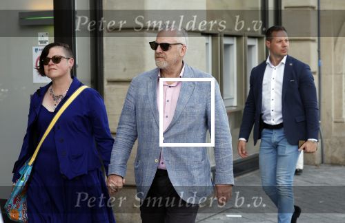Amsterdam 15 juli 2024
Herdenkingsmonument Peter R. de Vries onthuld in Amsterdam Het kunstwerk bestaat uit twee bronzen handen die in elkaar grijpen en is gemaakt door kunstenares Rini Hurkmans. Burgemeester Femke Halsema en Kelly de Vries spreken tijdens de onthulling van het monument. Humbert Tan presenteert het . Ook zijn vrouw Jaqueline de Vries zoon Royce de Vries (met vrouw ) en Kelly de Vries (met partner) waren natuurlijk aanwezig . Advocaat peter Schouten en zijn vrouw met beveiliging