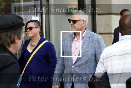 Amsterdam 15 juli 2024
Herdenkingsmonument Peter R. de Vries onthuld in Amsterdam Het kunstwerk bestaat uit twee bronzen handen die in elkaar grijpen en is gemaakt door kunstenares Rini Hurkmans. Burgemeester Femke Halsema en Kelly de Vries spreken tijdens de onthulling van het monument. Humbert Tan presenteert het . Ook zijn vrouw Jaqueline de Vries zoon Royce de Vries (met vrouw ) en Kelly de Vries (met partner) waren natuurlijk aanwezig . Advocaat peter Schouten en zijn vrouw met beveiliging