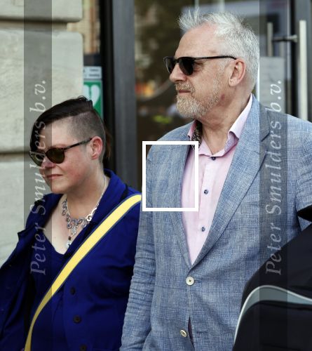 Amsterdam 15 juli 2024
Herdenkingsmonument Peter R. de Vries onthuld in Amsterdam Het kunstwerk bestaat uit twee bronzen handen die in elkaar grijpen en is gemaakt door kunstenares Rini Hurkmans. Burgemeester Femke Halsema en Kelly de Vries spreken tijdens de onthulling van het monument. Humbert Tan presenteert het . Ook zijn vrouw Jaqueline de Vries zoon Royce de Vries (met vrouw ) en Kelly de Vries (met partner) waren natuurlijk aanwezig . Advocaat peter Schouten en zijn vrouw met beveiliging