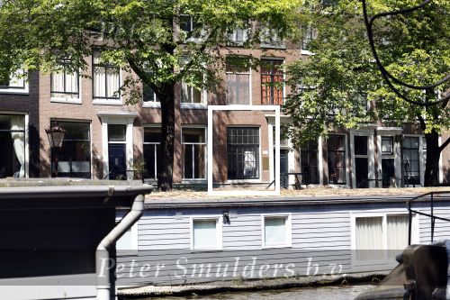 Amsterdam 30 juli 2024
 Peter v d Vorst heeft het huis 2 huizen links naast Beau v Erven Dorens   gekocht. Het was het huis van Gigi Ravelli en haar man Roger Hodenius .