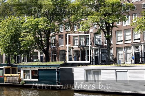 Amsterdam 30 juli 2024
 Peter v d Vorst heeft het huis 2 huizen links naast Beau v Erven Dorens   gekocht. Het was het huis van Gigi Ravelli en haar man Roger Hodenius .