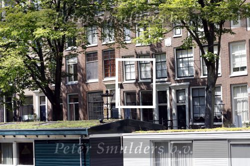 Amsterdam 30 juli 2024
 Peter v d Vorst heeft het huis 2 huizen links naast Beau v Erven Dorens   gekocht. Het was het huis van Gigi Ravelli en haar man Roger Hodenius .