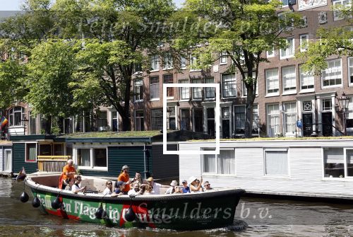 Amsterdam 30 juli 2024
 Peter v d Vorst heeft het huis 2 huizen links naast Beau v Erven Dorens   gekocht. Het was het huis van Gigi Ravelli en haar man Roger Hodenius .