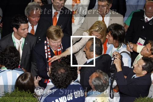 Frankfurt, 21 Juni 2006 WK Voetbal 2006
3e Poule-Wedstrijd Nederland-Argentinie, eindstand 0-0
Na afloop van de wedstrijd een ontmoeting tussen ZKH Prins willem Alexander, Prinses Maxima en Maradona
@ Foto Peter Smulders The Netherlands