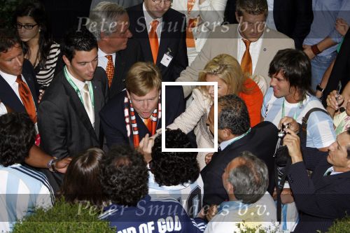 Frankfurt, 21 Juni 2006 WK Voetbal 2006
3e Poule-Wedstrijd Nederland-Argentinie, eindstand 0-0
Na afloop van de wedstrijd een ontmoeting tussen ZKH Prins willem Alexander, Prinses Maxima en Maradona
@ Foto Peter Smulders The Netherlands
