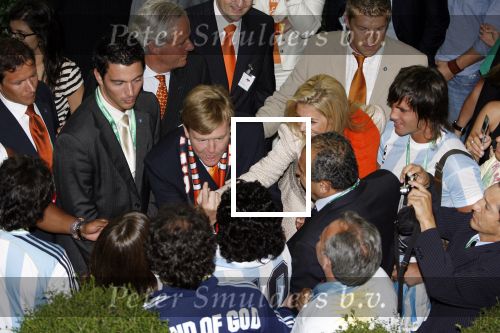 Frankfurt, 21 Juni 2006 WK Voetbal 2006
3e Poule-Wedstrijd Nederland-Argentinie, eindstand 0-0
Na afloop van de wedstrijd een ontmoeting tussen ZKH Prins willem Alexander, Prinses Maxima en Maradona
@ Foto Peter Smulders The Netherlands