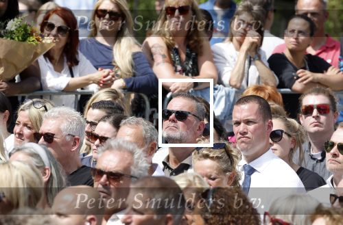 Amsterdam 15 juli 2024
Herdenkingsmonument Peter R. de Vries onthuld in Amsterdam Het kunstwerk bestaat uit twee bronzen handen die in elkaar grijpen en is gemaakt door kunstenares Rini Hurkmans. Burgemeester Femke Halsema en Kelly de Vries spreken tijdens de onthulling van het monument. Humbert Tan presenteert het . Ook zijn vrouw Jaqueline de Vries zoon Royce de Vries (met vrouw ) en Kelly de Vries (met partner) waren natuurlijk aanwezig . Richard v Vught
