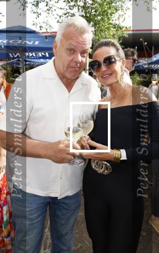 Huizen 14 juli 2024
Presenatie magazine van Nicole des Bouvrie . Rijk de Gooijer jr en .....