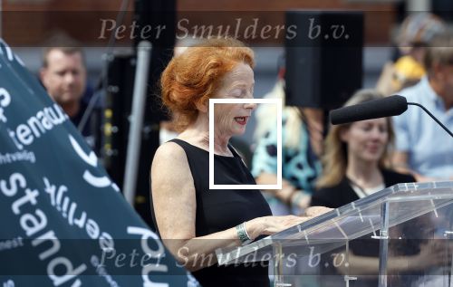 Amsterdam 15 juli 2024
Herdenkingsmonument Peter R. de Vries onthuld in Amsterdam Het kunstwerk bestaat uit twee bronzen handen die in elkaar grijpen en is gemaakt door kunstenares Rini Hurkmans. Burgemeester Femke Halsema en Kelly de Vries spreken tijdens de onthulling van het monument. Humbert Tan presenteert het . Ook zijn vrouw Jaqueline de Vries zoon Royce de Vries (met vrouw ) en Kelly de Vries (met partner) waren natuurlijk aanwezig .