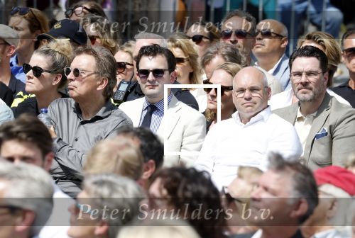 Amsterdam 15 juli 2024
Herdenkingsmonument Peter R. de Vries onthuld in Amsterdam Het kunstwerk bestaat uit twee bronzen handen die in elkaar grijpen en is gemaakt door kunstenares Rini Hurkmans. Burgemeester Femke Halsema en Kelly de Vries spreken tijdens de onthulling van het monument. Humbert Tan presenteert het . Ook zijn vrouw Jaqueline de Vries zoon Royce de Vries (met vrouw ) en Kelly de Vries (met partner) waren natuurlijk aanwezig . Rob Goossens