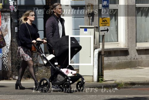 Amsterdam 14 juli 2024
Rob v d Wouw met zijn vriendin achter de kinderwagen met daarin hun baby tje / kindje