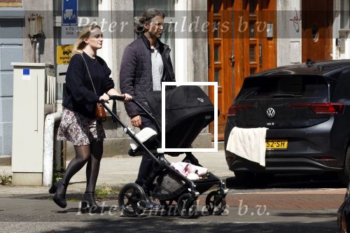Amsterdam 14 juli 2024
Rob v d Wouw met zijn vriendin achter de kinderwagen met daarin hun baby tje / kindje